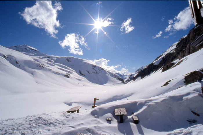 La terrasse du prariond au printemps, recouverte de neige. 