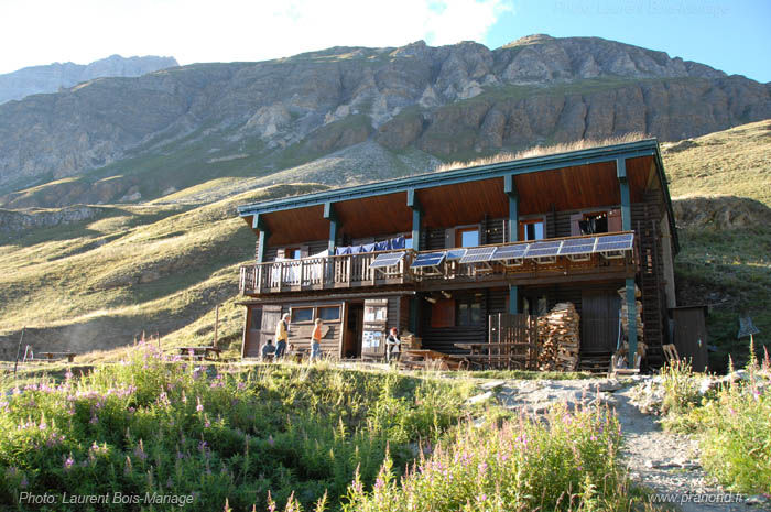 Vue de la facade du refuge de Prariond