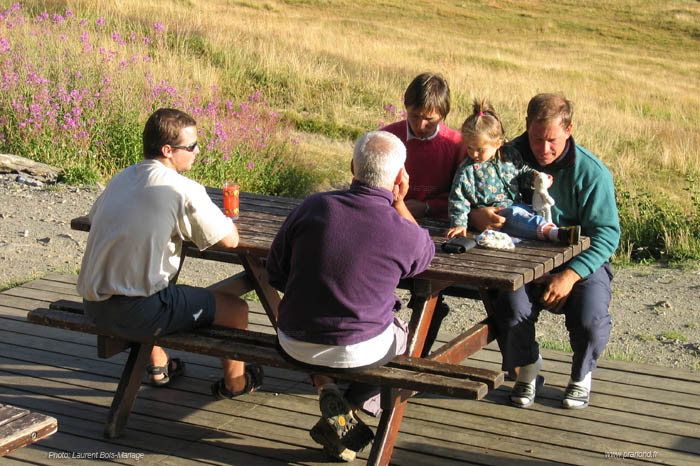 Repas sur la terrasse du refuge de Prariond