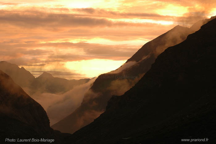 Coucher de soleil au refuge du Prariond. Au loin l'aiguille noire de Pramecou. 